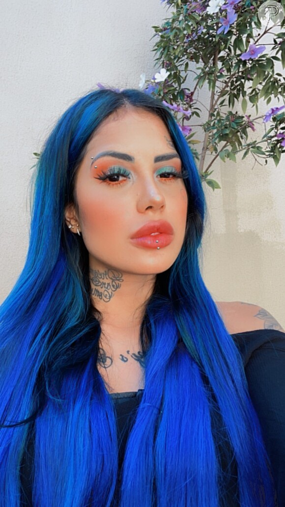 A História por Trás do Cabelo Azul Icônico de Tati Zaqui