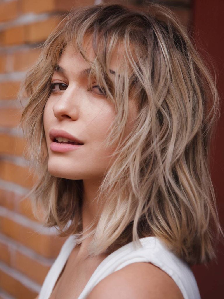 5 Cortes de Cabelo que Vão Dominar 2026
As Cores de Cabelo Mais Quentes para 2026
Como Adotar a Textura Natural dos Cabelos em 2026
Tendências de Cortes Curtos para 2026
O Retorno dos Cachos: A Tendência de Cabelo para 2026