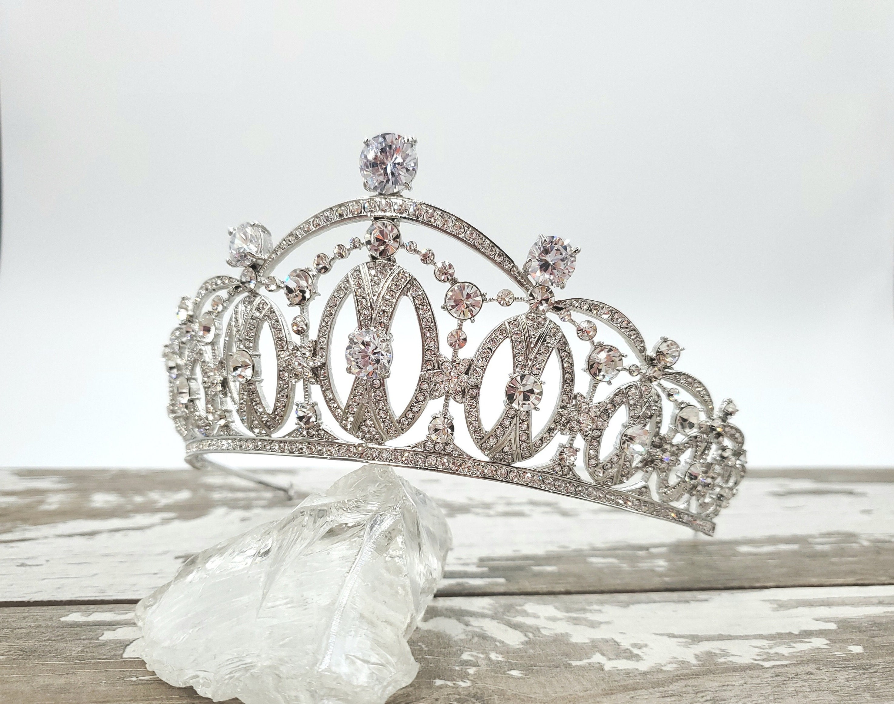 Tiara vs. Diadema: qual a diferença e quando usar cada uma?