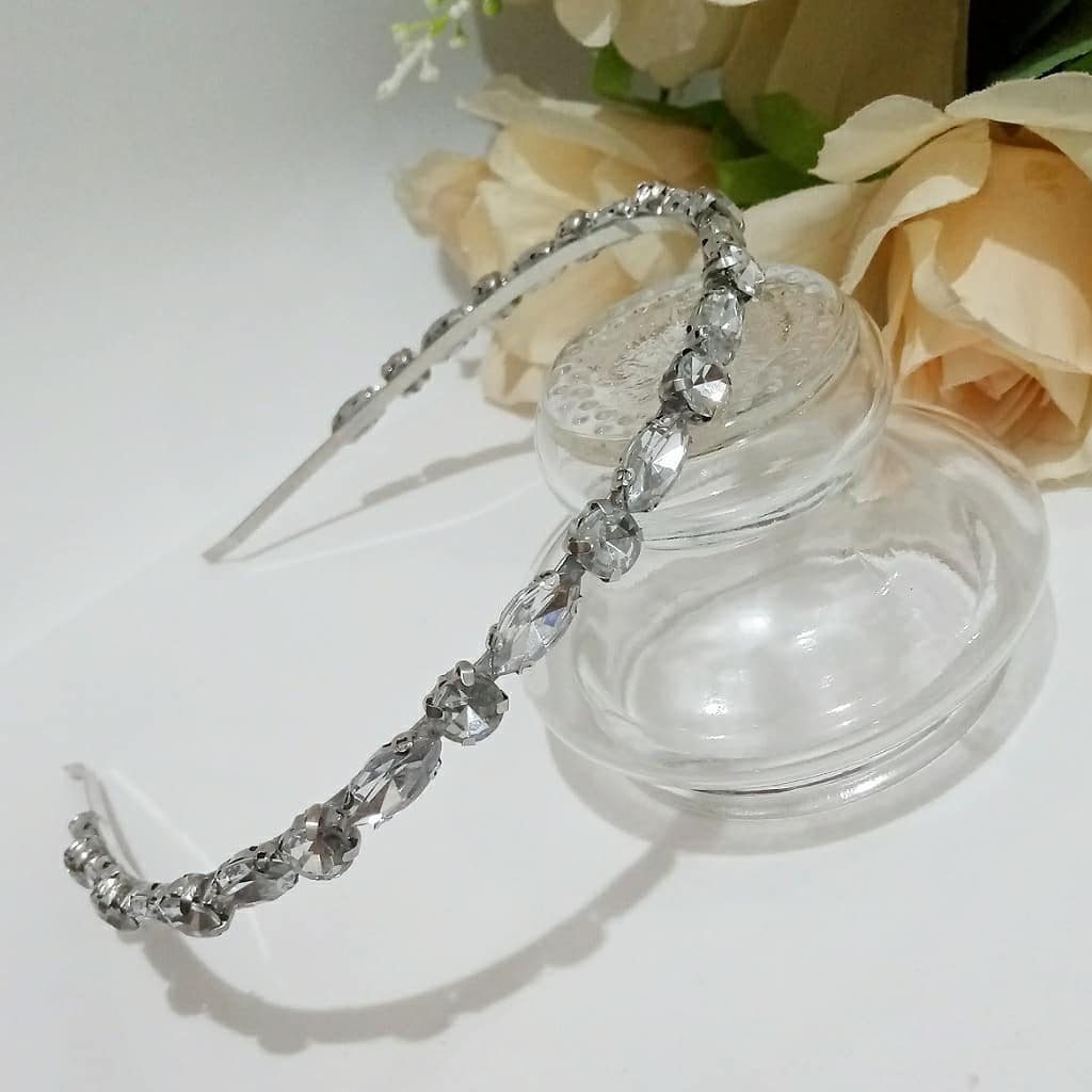 5 ideias de títulos:
1. Tiaras de Luxo: O Guia Completo para um Visual Sofisticado
2. Tendências de Tiaras para 2025: Do Minimalista ao Glamouroso
3. Como Usar Tiaras em Ocasiões Especiais: Dicas de Estilo
4. Tiaras de Noiva: Escolhendo a Grinalda Perfeita para o Grande Dia
5. Tiaras de Veludo e Tecido: Conforto e Elegância para o Dia a Dia