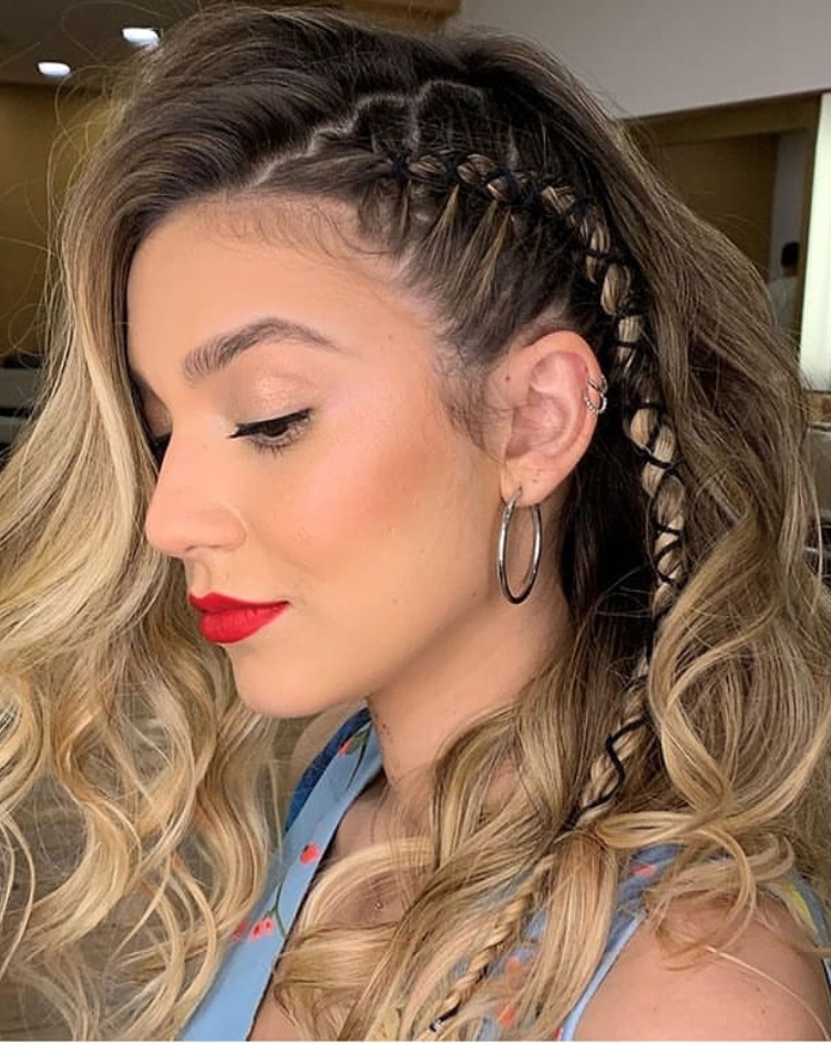 ideias de trança lateral com cabelo solto para festas