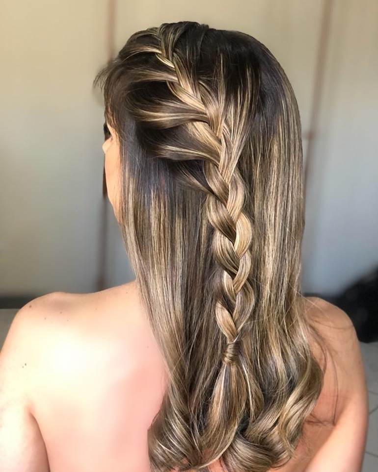 ideias de trança lateral com cabelo solto para festas