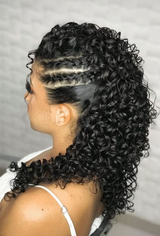 Penteados com Trança Lateral para Ocasiões Especiais em Cabelos Cacheados