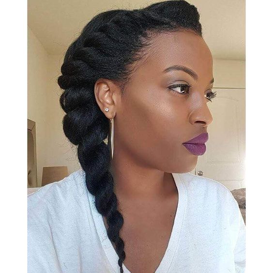 Penteados com Trança Lateral para Ocasiões Especiais em Cabelos Cacheados