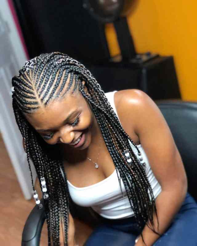 Guia Completo: Como Cuidar das Suas Tranças para Maior Durabilidade; Tranças Protetivas: Os Melhores Estilos para a Saúde do Seu Cabelo; Tranças Clássicas vs. Modernas: Qual Escolher para Cada Ocasião?; Passo a Passo: Faça Você Mesma Tranças Embutidas e Boxeadoras; Tendências de Tranças 2024/2025: O Que Está Bombando no Mundo da Beleza