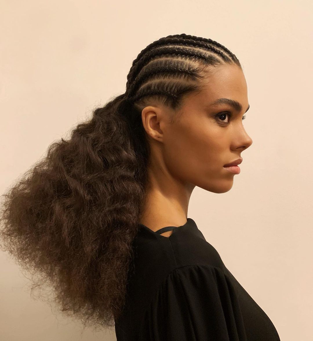 Guia Completo: Como Cuidar das Suas Tranças para Maior Durabilidade; Tranças Protetivas: Os Melhores Estilos para a Saúde do Seu Cabelo; Tranças Clássicas vs. Modernas: Qual Escolher para Cada Ocasião?; Passo a Passo: Faça Você Mesma Tranças Embutidas e Boxeadoras; Tendências de Tranças 2024/2025: O Que Está Bombando no Mundo da Beleza