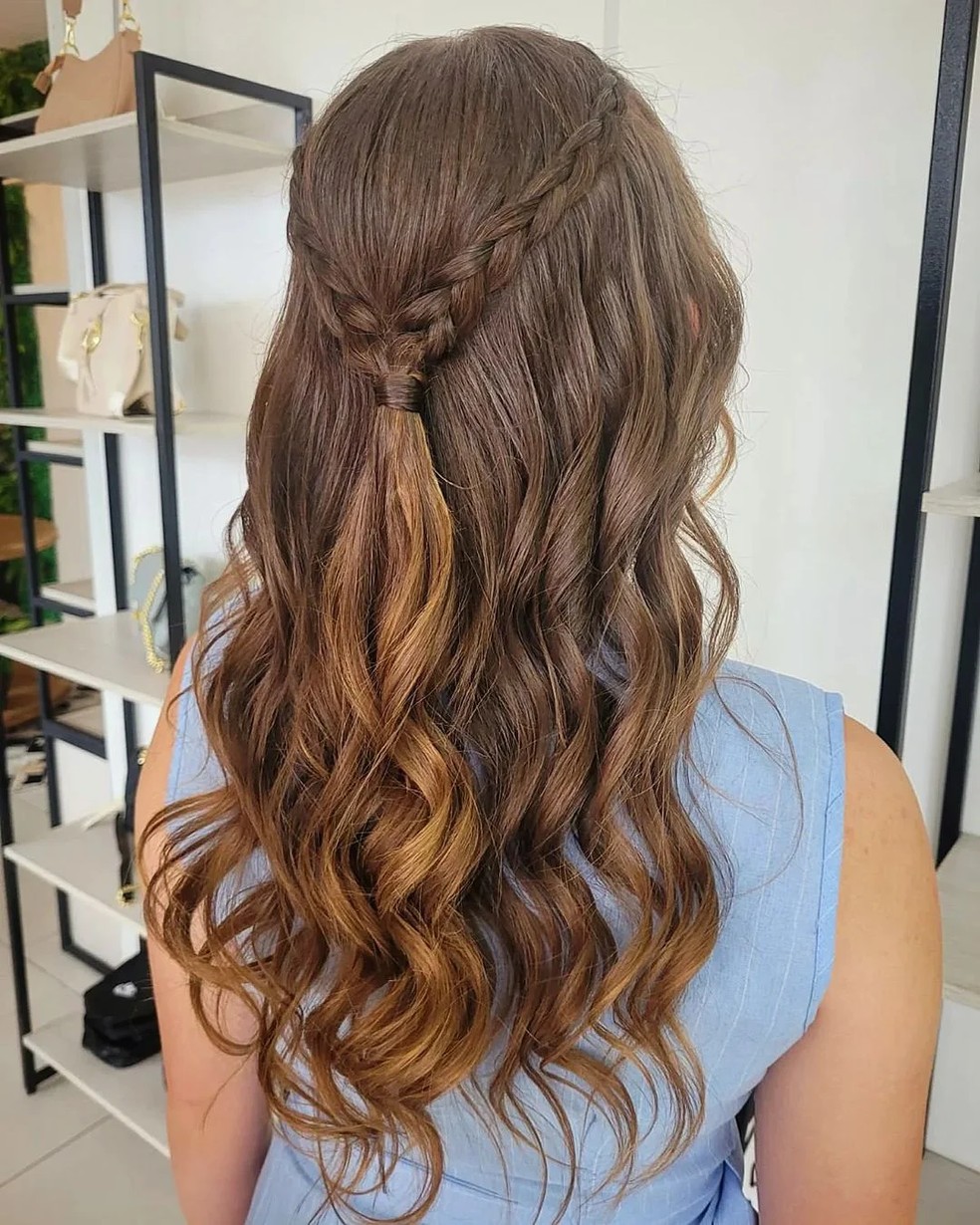 Como Fazer e Cuidados
2. Trança Nagô: A Tradição que se Reinventa nos Penteados Modernos
3. Boho Braids: O Estilo Leve e Natural para o Seu Cabelo
4. Twist vs. Trança: Entenda as Diferenças e Escolha o Seu Estilo
5. Stitch Braids: A Técnica Detalhada para um Acabamento Perfeito
