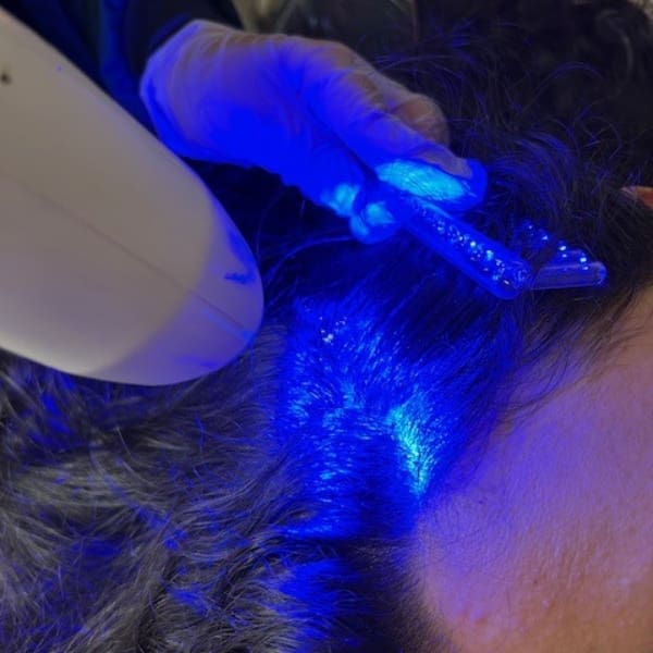 Comparativo: Capacete de LED vs. Boné de LED para Tratamento Capilar em Casa