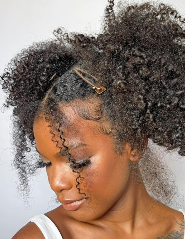 um corte de cabelo para cabelo cacheado