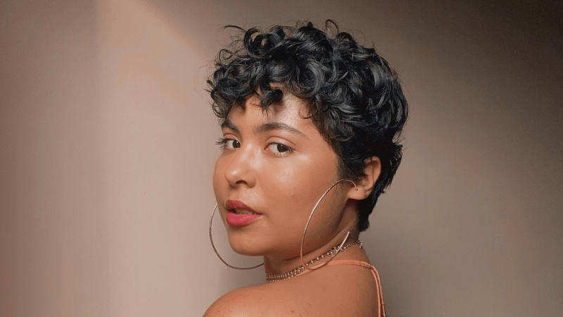 um corte de cabelo para cabelo cacheado