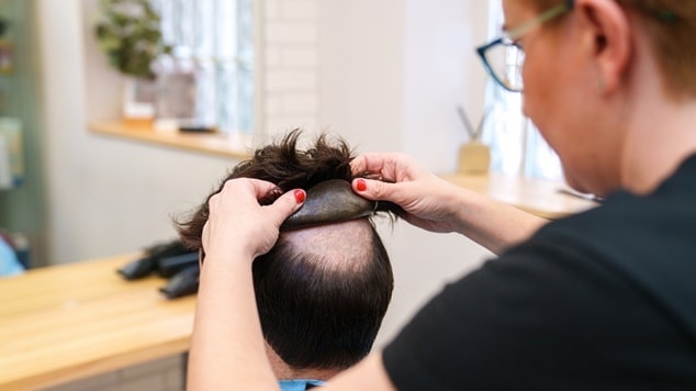 Guia Completo: Como Fazer a Manutenção da Sua Prótese Capilar em Casa