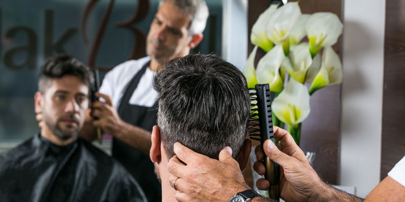 Prótese Capilar: Entenda a Diferença de Preços entre Manutenção Profissional e Caseira